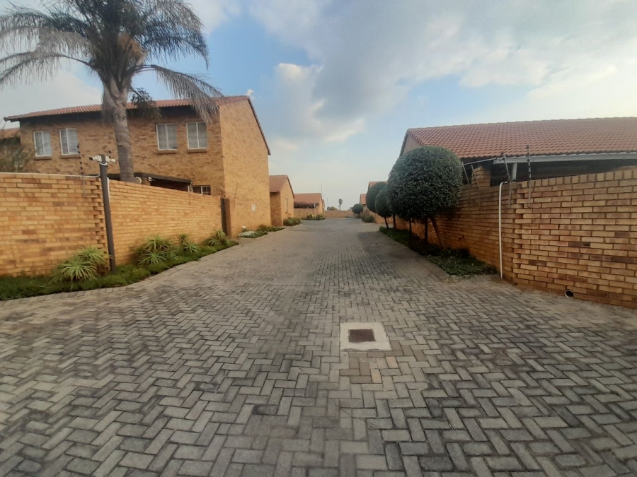 2 Bedroom Property for Sale in The Reeds Gauteng