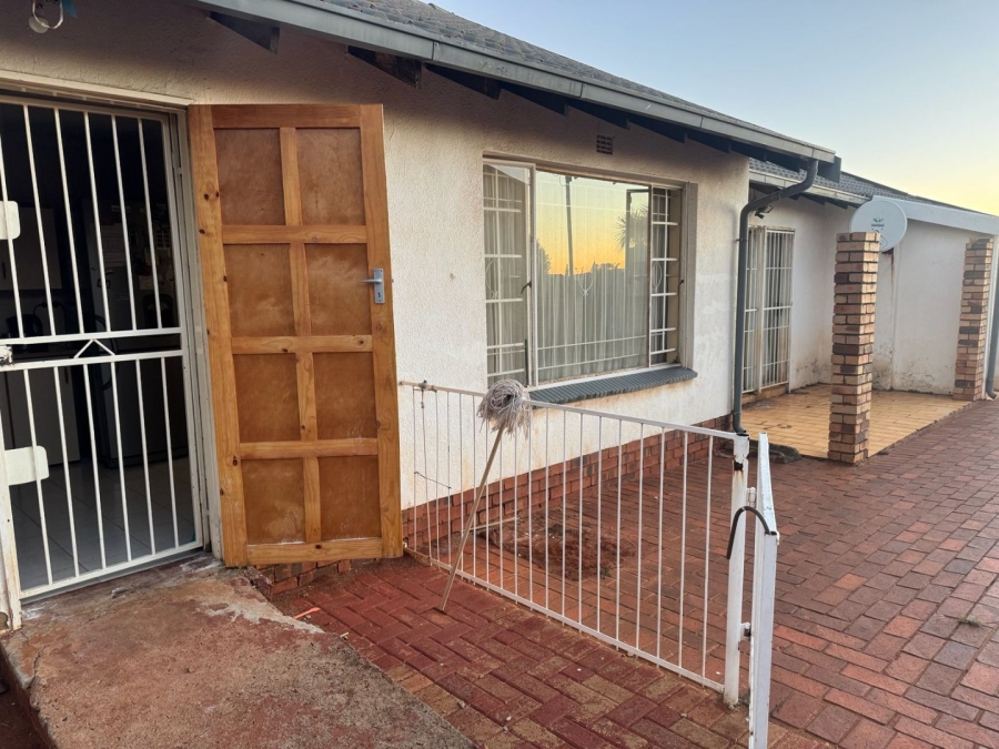 4 Bedroom Property for Sale in Lenasia South Gauteng
