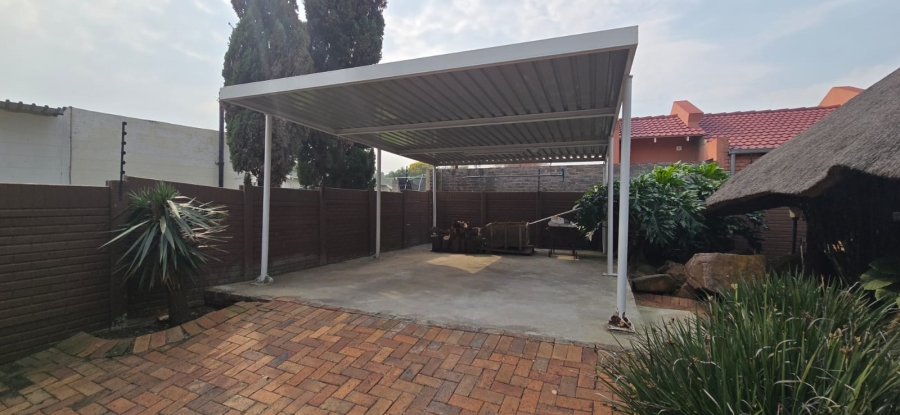 3 Bedroom Property for Sale in Brackendowns Gauteng