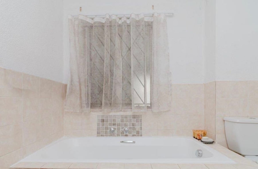1 Bedroom Property for Sale in Willowbrook Gauteng