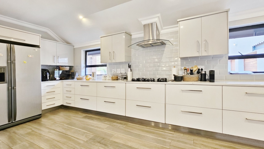 5 Bedroom Property for Sale in Three Rivers Proper Gauteng