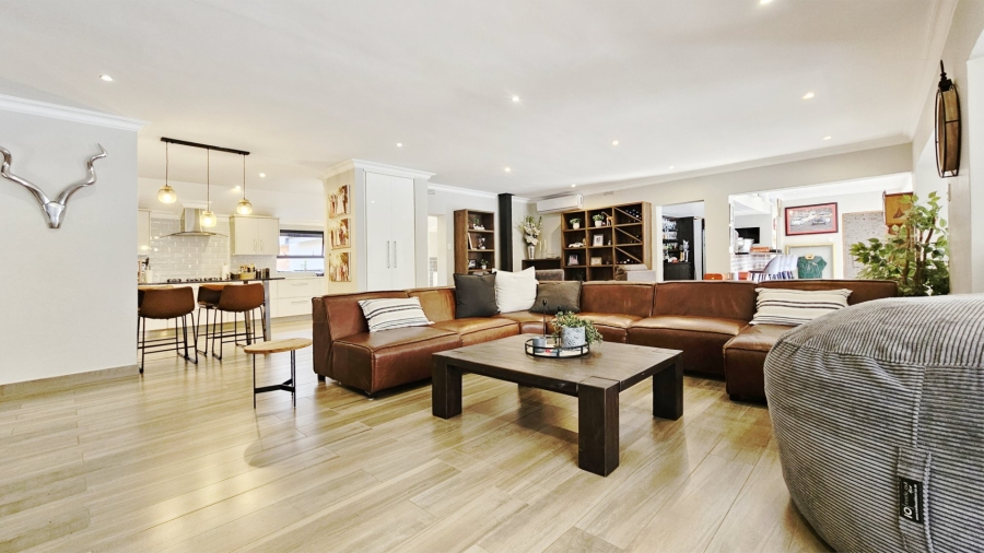 5 Bedroom Property for Sale in Three Rivers Proper Gauteng
