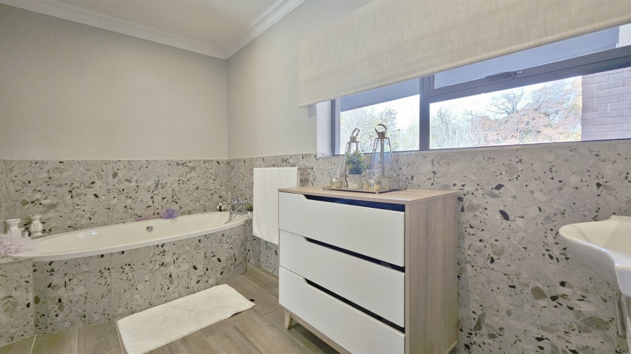 5 Bedroom Property for Sale in Three Rivers Proper Gauteng