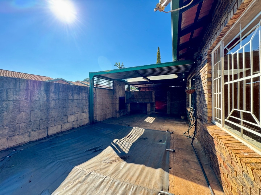 2 Bedroom Property for Sale in Die Hoewes Gauteng