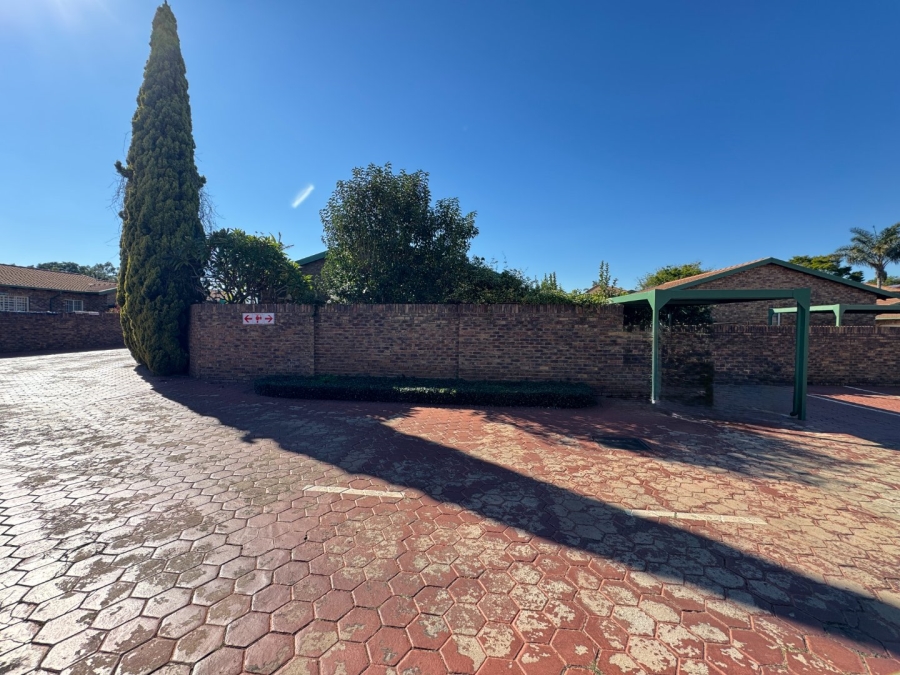 2 Bedroom Property for Sale in Die Hoewes Gauteng