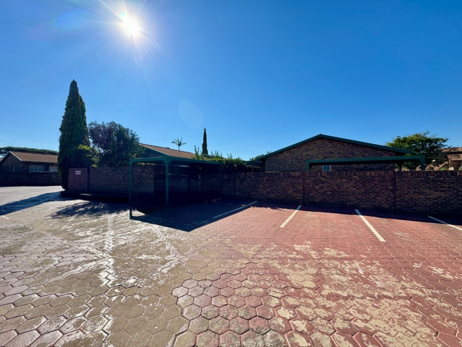 2 Bedroom Property for Sale in Die Hoewes Gauteng