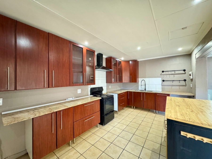 2 Bedroom Property for Sale in Die Hoewes Gauteng
