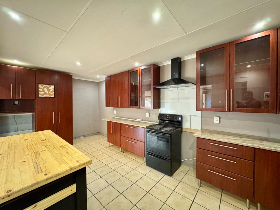 2 Bedroom Property for Sale in Die Hoewes Gauteng