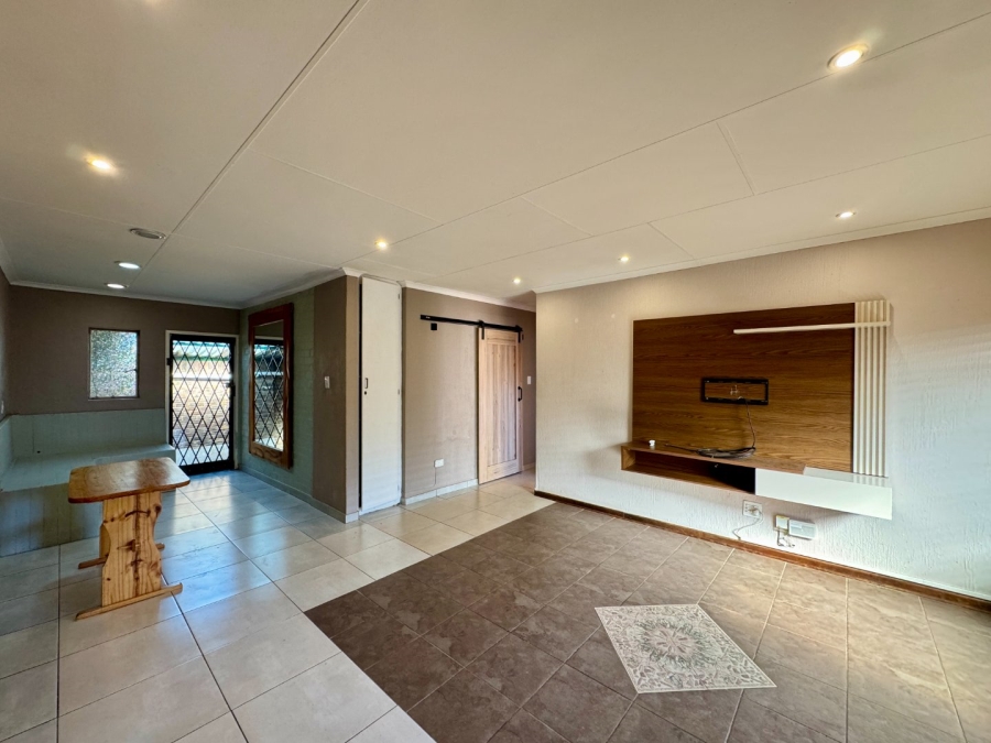 2 Bedroom Property for Sale in Die Hoewes Gauteng