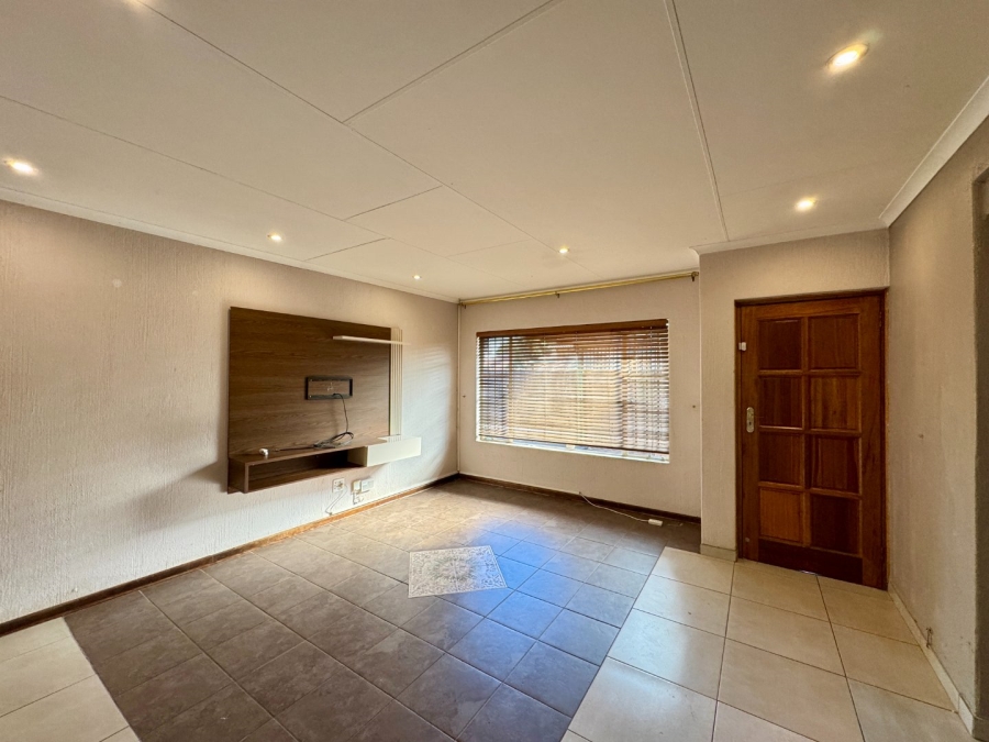 2 Bedroom Property for Sale in Die Hoewes Gauteng