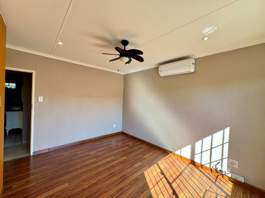 2 Bedroom Property for Sale in Die Hoewes Gauteng