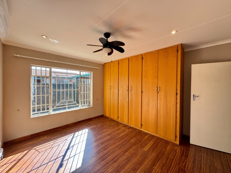 2 Bedroom Property for Sale in Die Hoewes Gauteng