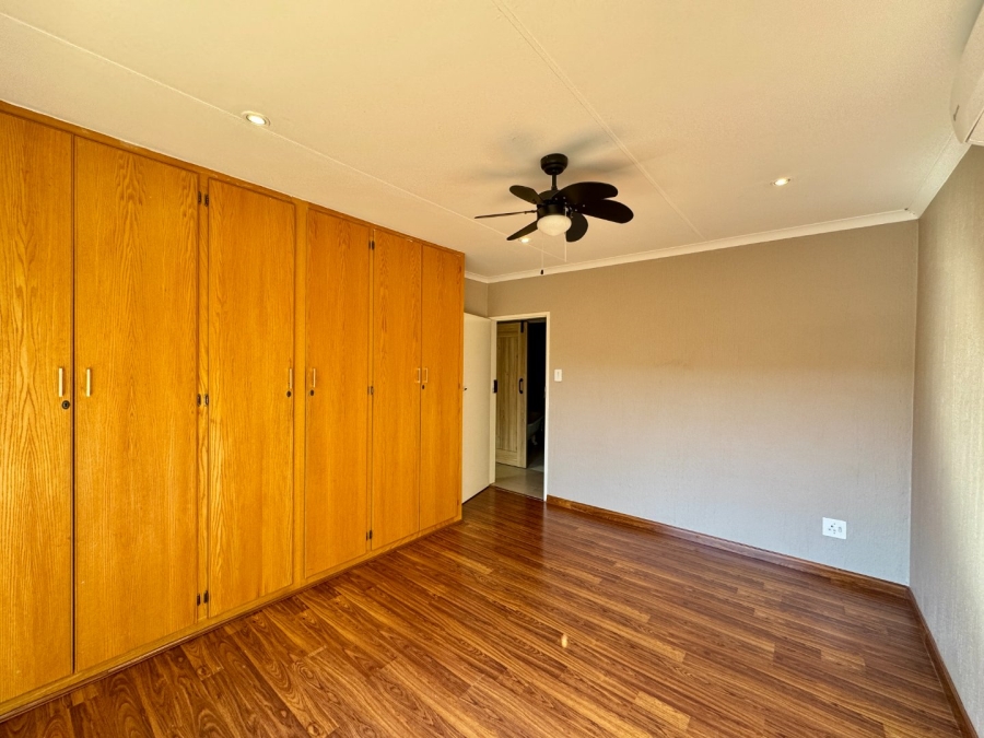 2 Bedroom Property for Sale in Die Hoewes Gauteng