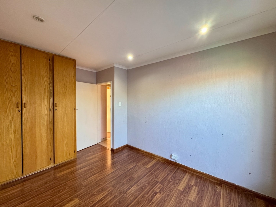 2 Bedroom Property for Sale in Die Hoewes Gauteng
