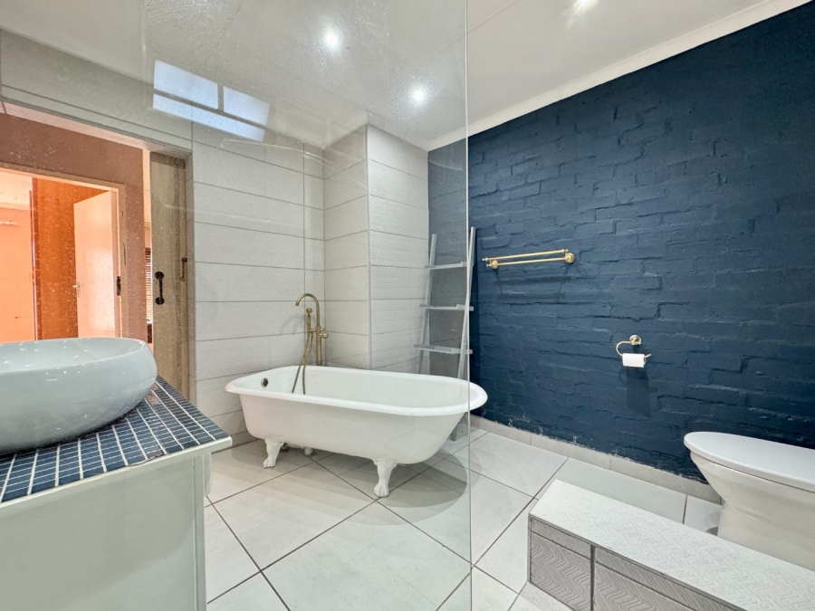 2 Bedroom Property for Sale in Die Hoewes Gauteng