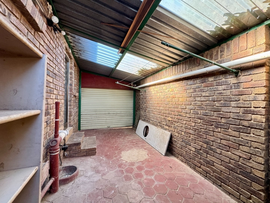 2 Bedroom Property for Sale in Die Hoewes Gauteng