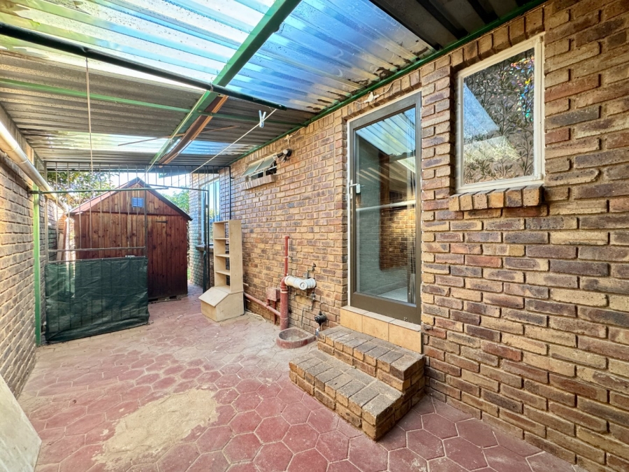 2 Bedroom Property for Sale in Die Hoewes Gauteng