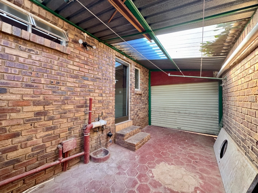 2 Bedroom Property for Sale in Die Hoewes Gauteng
