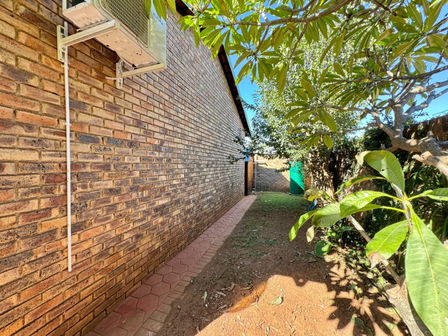 2 Bedroom Property for Sale in Die Hoewes Gauteng