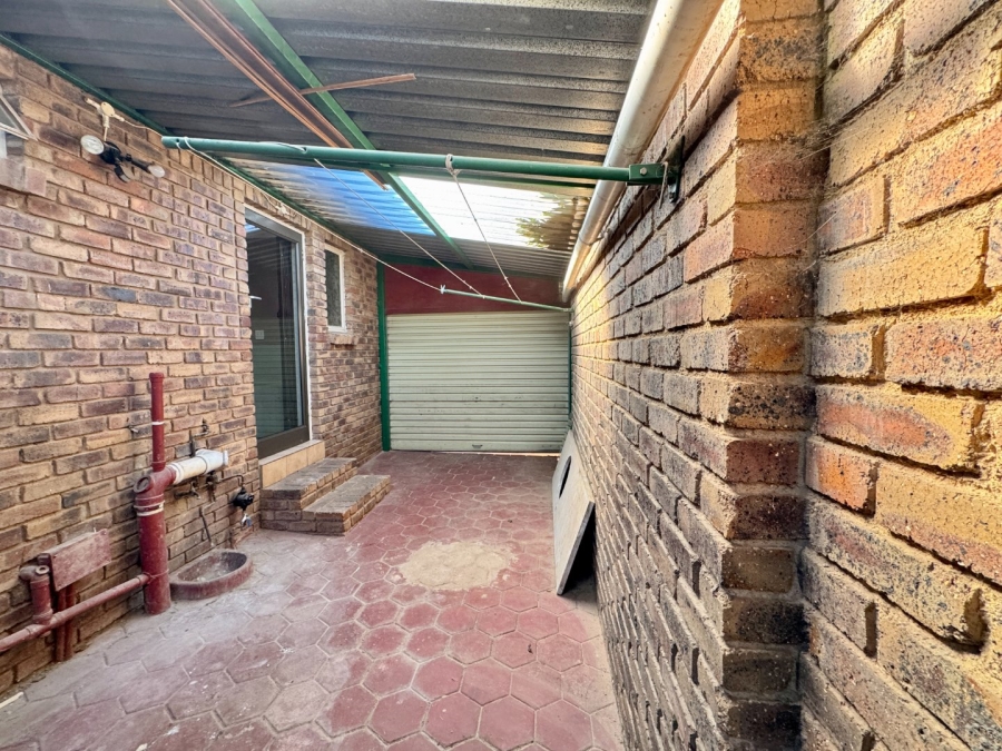2 Bedroom Property for Sale in Die Hoewes Gauteng