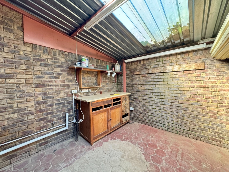 2 Bedroom Property for Sale in Die Hoewes Gauteng
