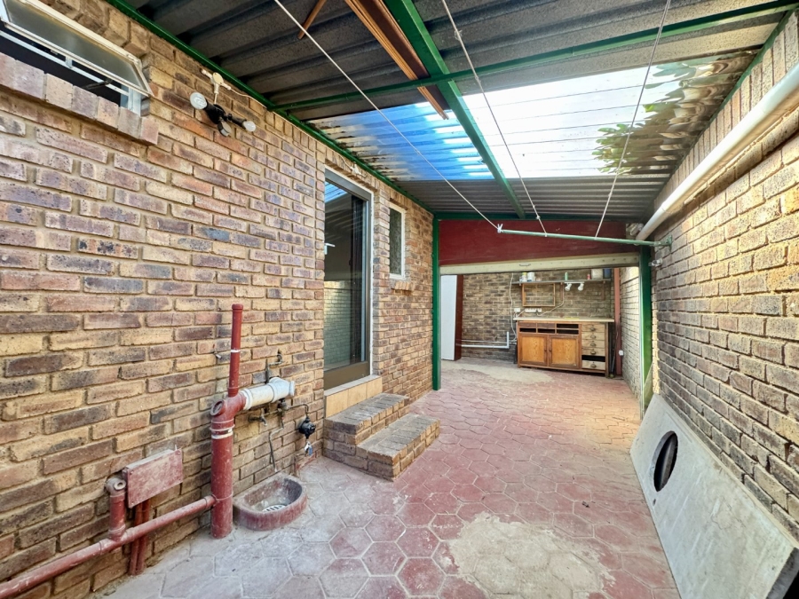 2 Bedroom Property for Sale in Die Hoewes Gauteng