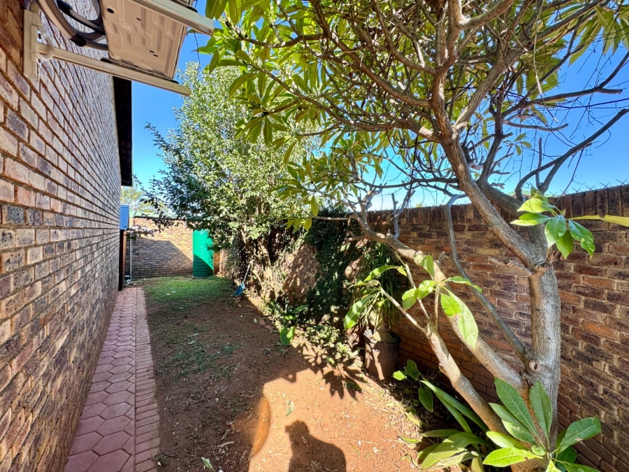 2 Bedroom Property for Sale in Die Hoewes Gauteng