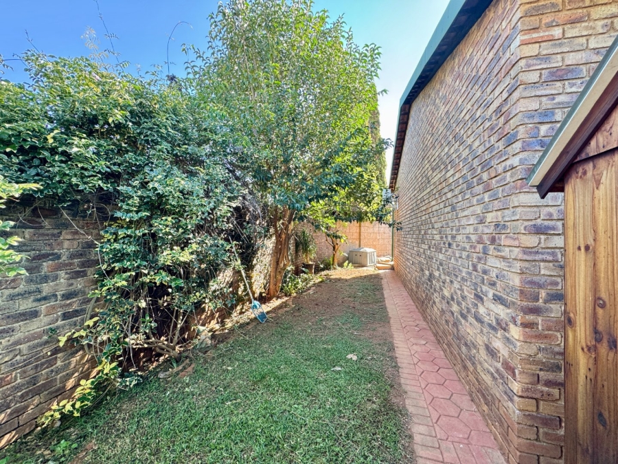2 Bedroom Property for Sale in Die Hoewes Gauteng