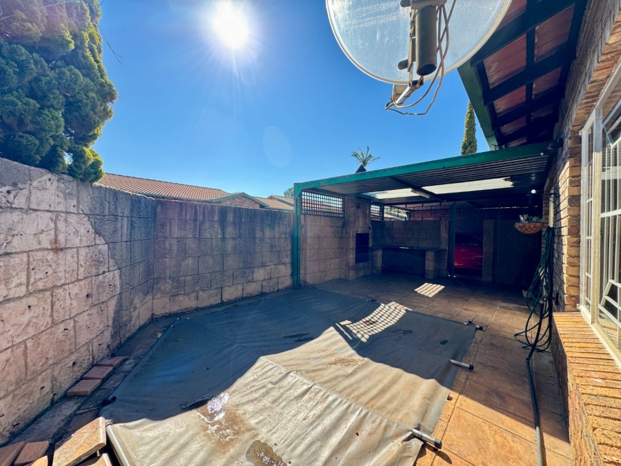 2 Bedroom Property for Sale in Die Hoewes Gauteng