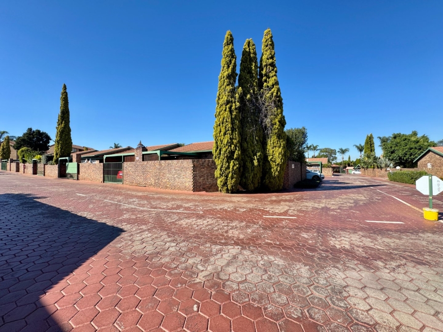 2 Bedroom Property for Sale in Die Hoewes Gauteng