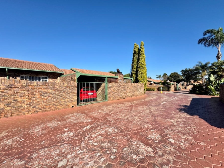 2 Bedroom Property for Sale in Die Hoewes Gauteng
