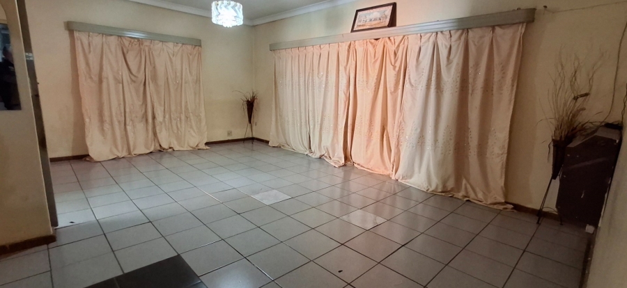 6 Bedroom Property for Sale in The Orchards Gauteng