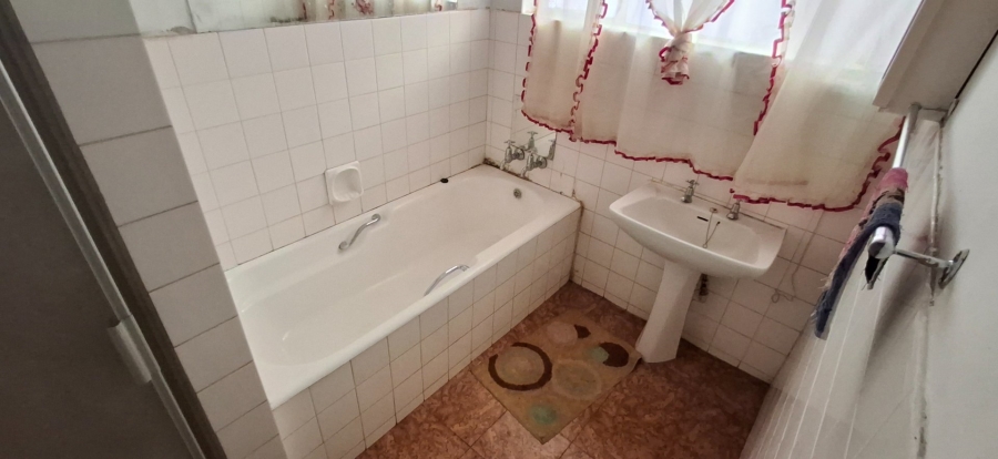 6 Bedroom Property for Sale in The Orchards Gauteng