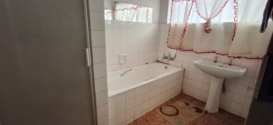 6 Bedroom Property for Sale in The Orchards Gauteng