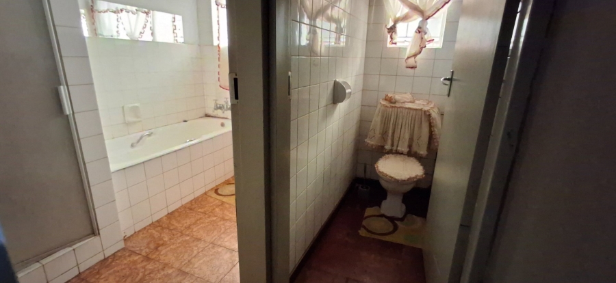 6 Bedroom Property for Sale in The Orchards Gauteng