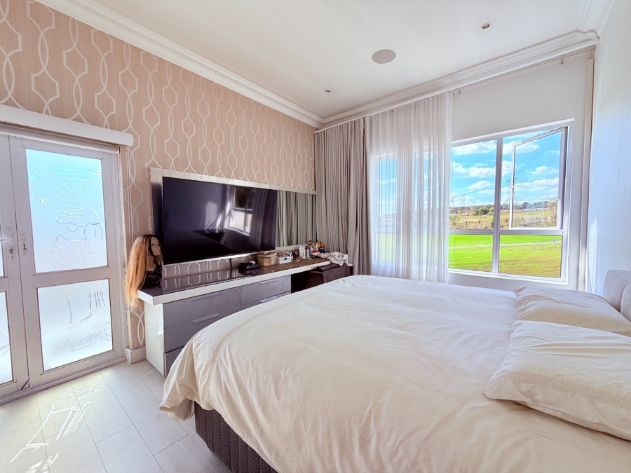 5 Bedroom Property for Sale in Blue Valley Golf Estate Gauteng