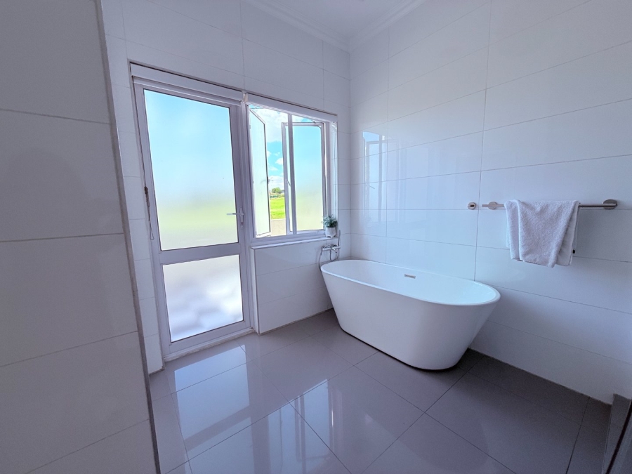 5 Bedroom Property for Sale in Blue Valley Golf Estate Gauteng