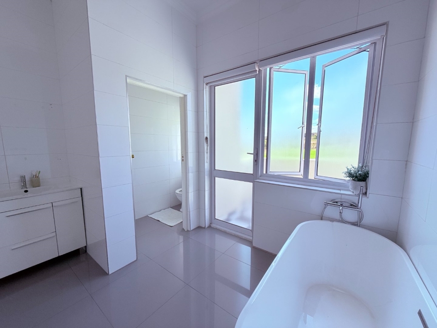 5 Bedroom Property for Sale in Blue Valley Golf Estate Gauteng
