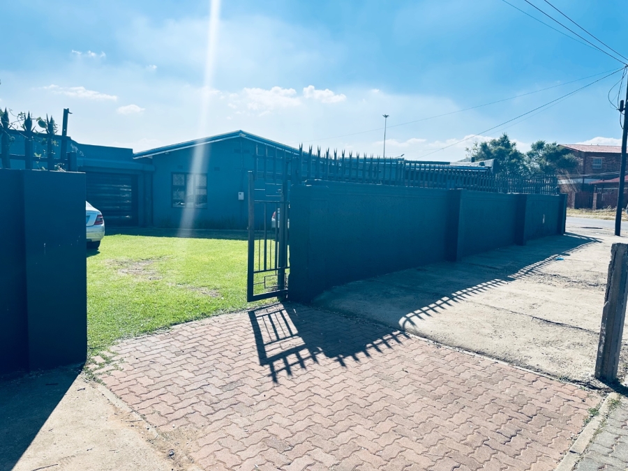 9 Bedroom Property for Sale in Tladi Gauteng