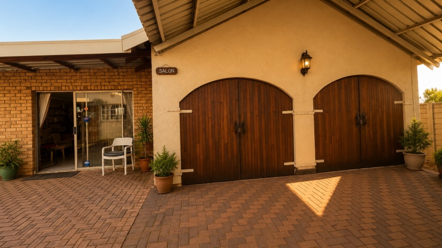 5 Bedroom Property for Sale in Flora Gardens Gauteng