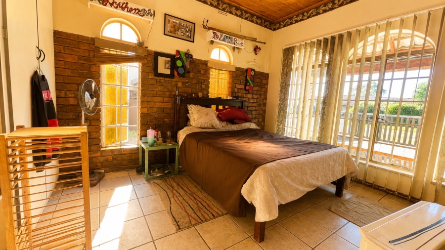 5 Bedroom Property for Sale in Flora Gardens Gauteng