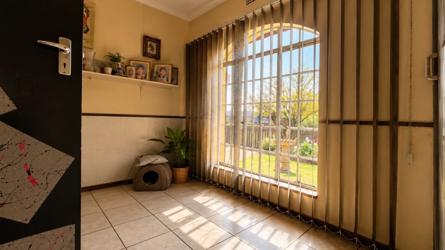5 Bedroom Property for Sale in Flora Gardens Gauteng