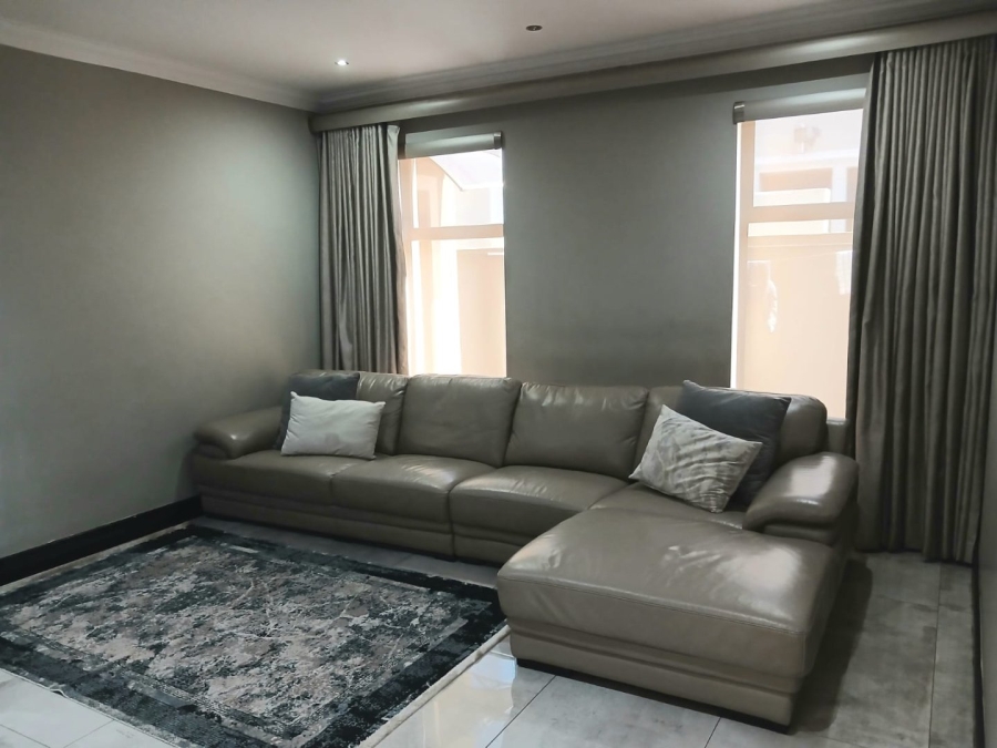 5 Bedroom Property for Sale in Blue Valley Golf Estate Gauteng