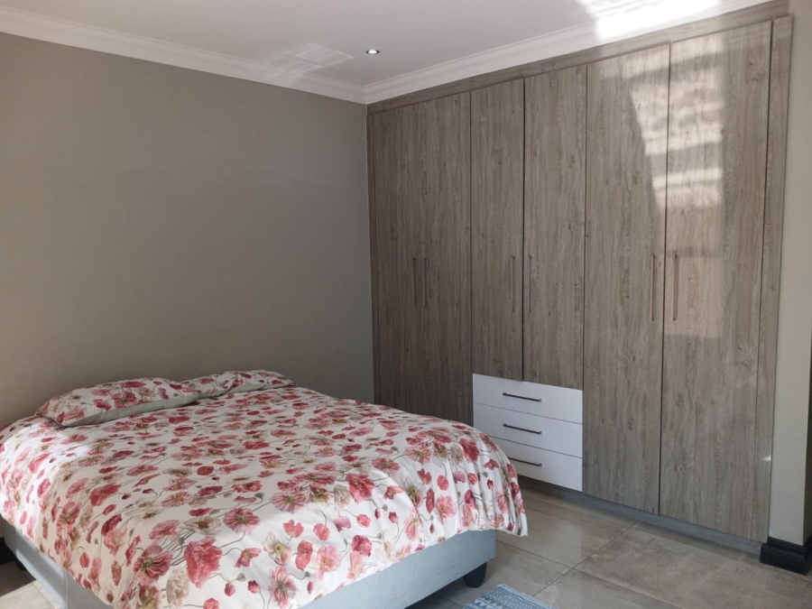 5 Bedroom Property for Sale in Blue Valley Golf Estate Gauteng