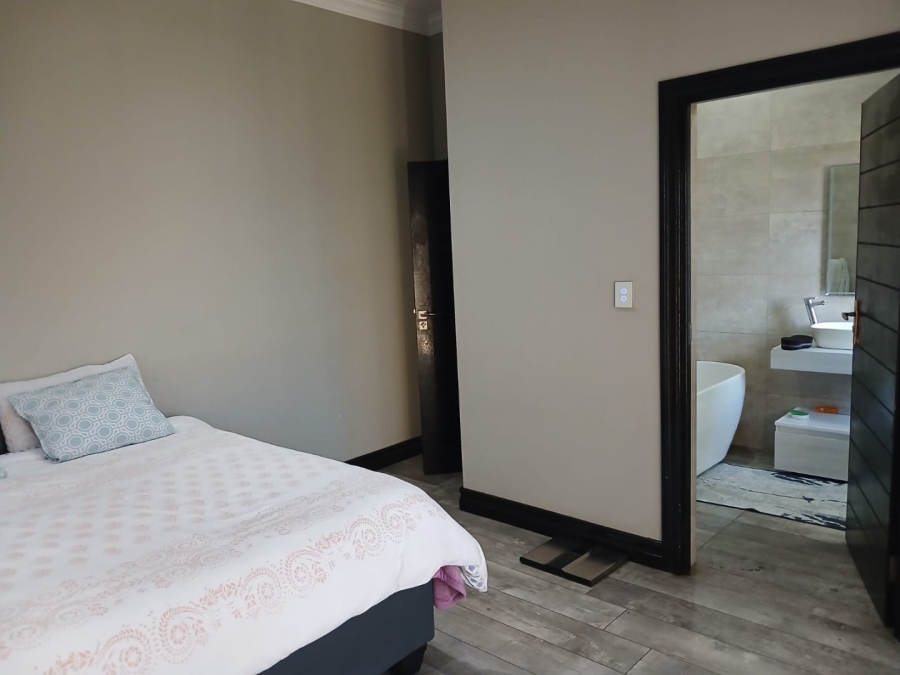5 Bedroom Property for Sale in Blue Valley Golf Estate Gauteng