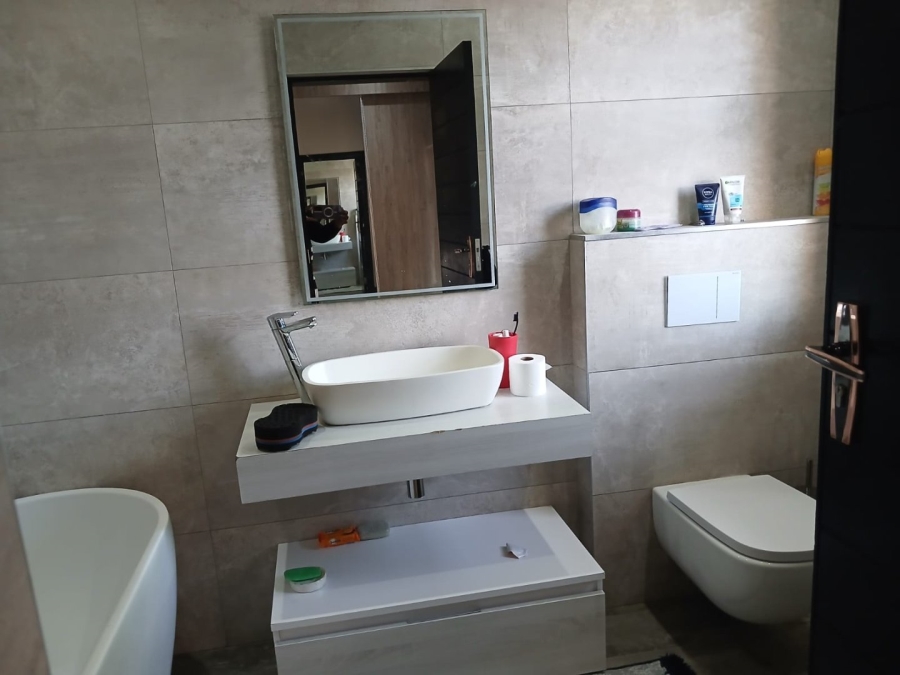 5 Bedroom Property for Sale in Blue Valley Golf Estate Gauteng