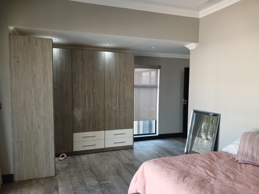 5 Bedroom Property for Sale in Blue Valley Golf Estate Gauteng