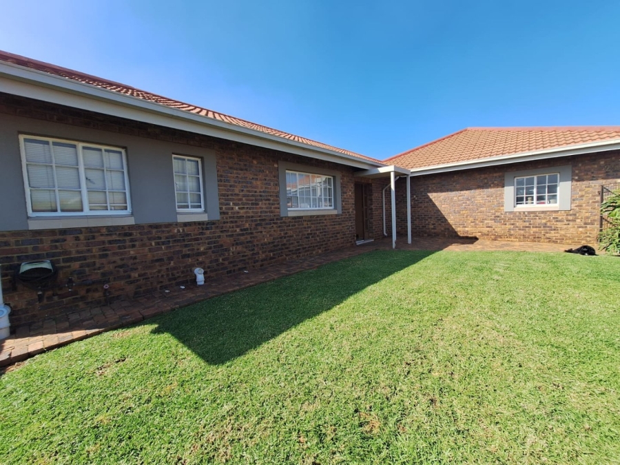 2 Bedroom Property for Sale in Three Rivers East Gauteng
