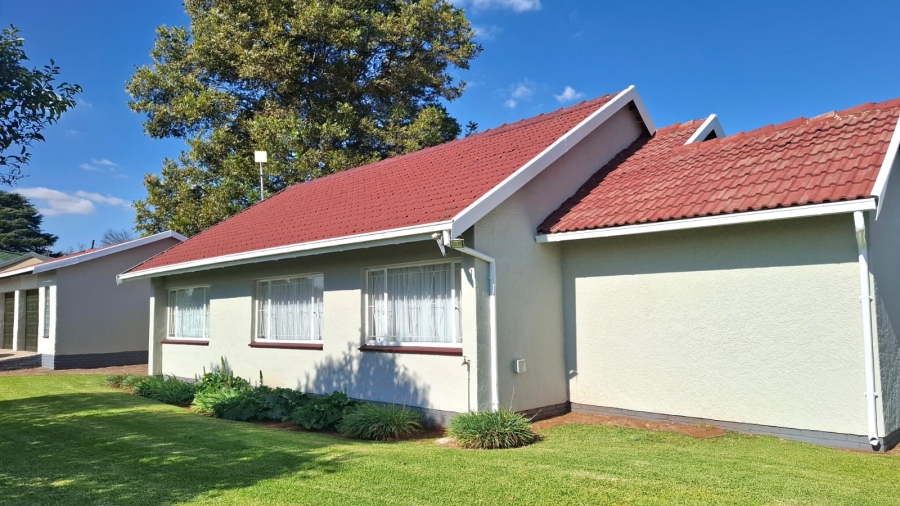  Bedroom Property for Sale in Rhodesfield Gauteng
