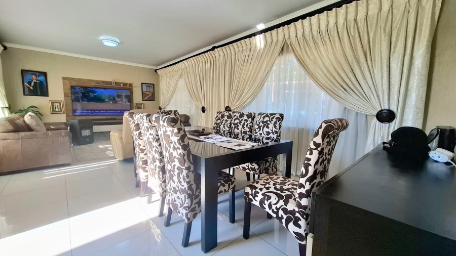  Bedroom Property for Sale in Rhodesfield Gauteng